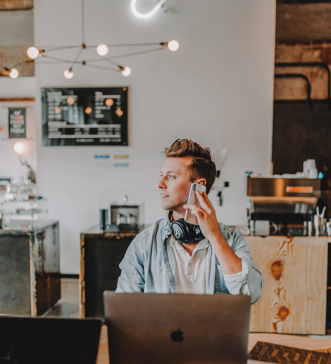 Salesperson on a call with a client at the desk